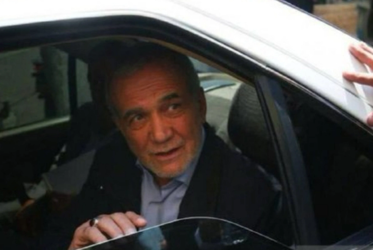 Avtomobilin benzini qurtardı - Pezeşkian yolda qaldı - FOTO