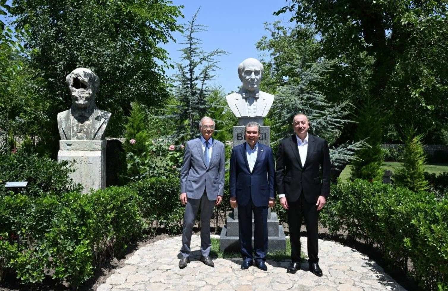 Liderlər Bülbülün ev-muzeyində - FOTO