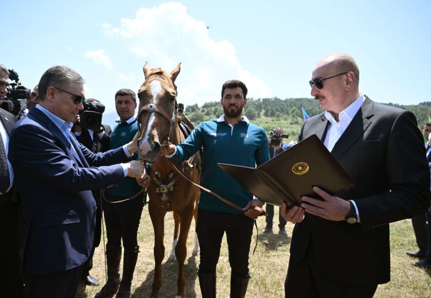 Əliyev Berdiməhəmmədova Qarabağ atı hədiyyə etdi -  FOTO