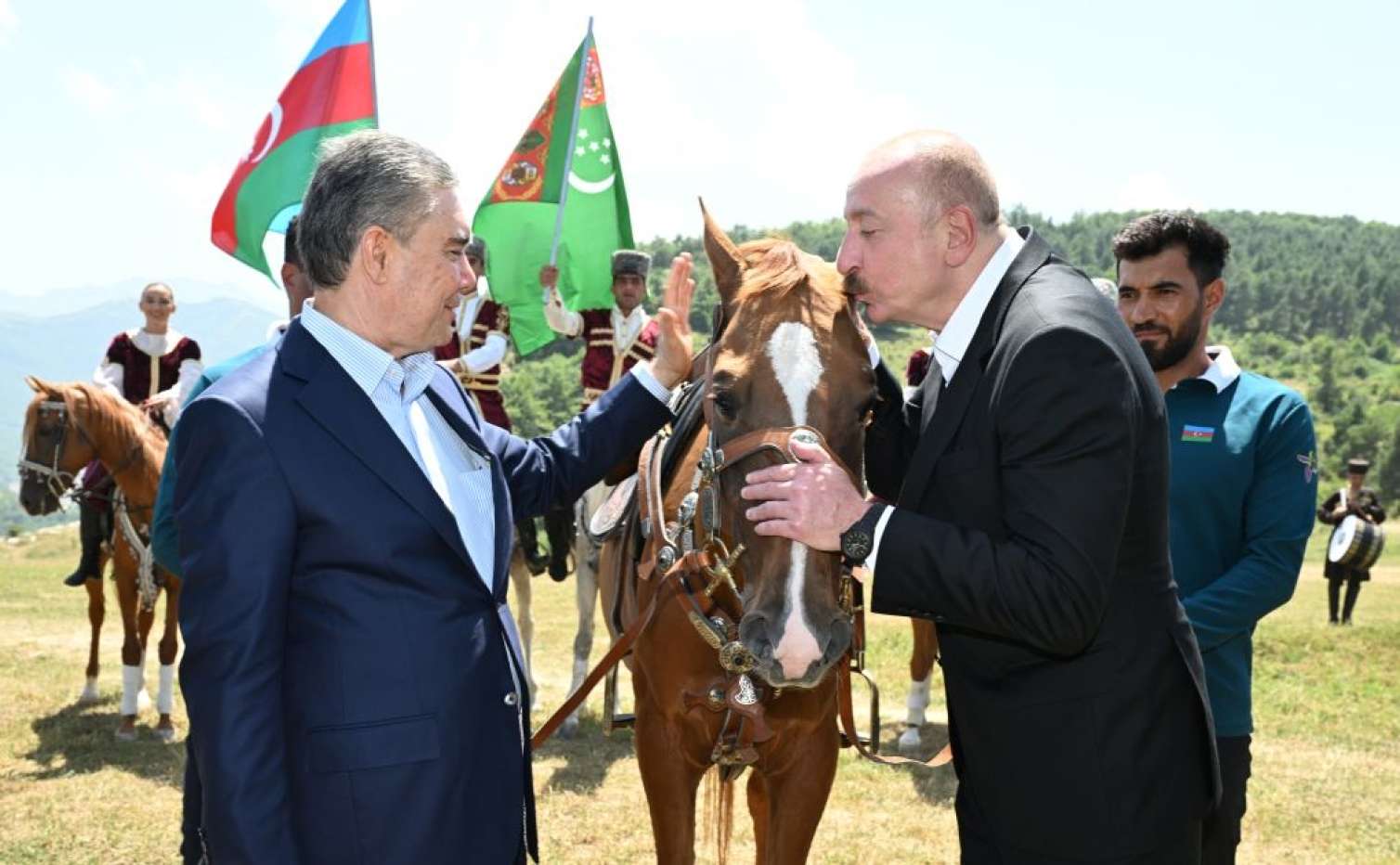 Əliyev Berdiməhəmmədova Qarabağ atı hədiyyə etdi -  FOTO