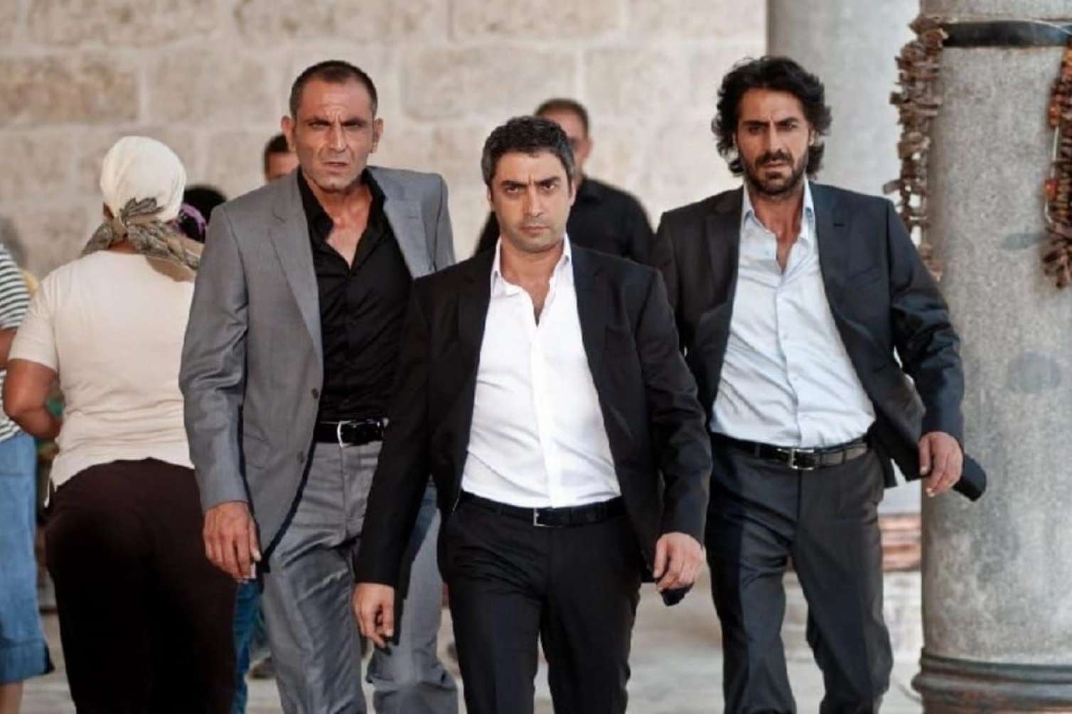 "Kurtlar Vadisi"nin aktyoru küçədə aş bişirib satır - Video 
