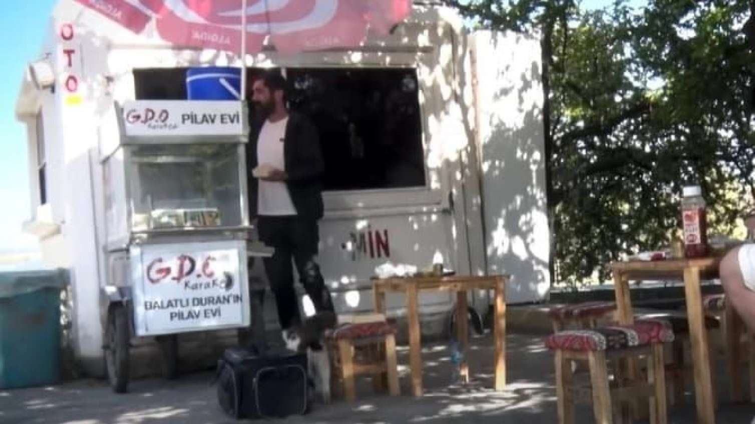 "Kurtlar Vadisi"nin aktyoru küçədə aş bişirib satır - Video 