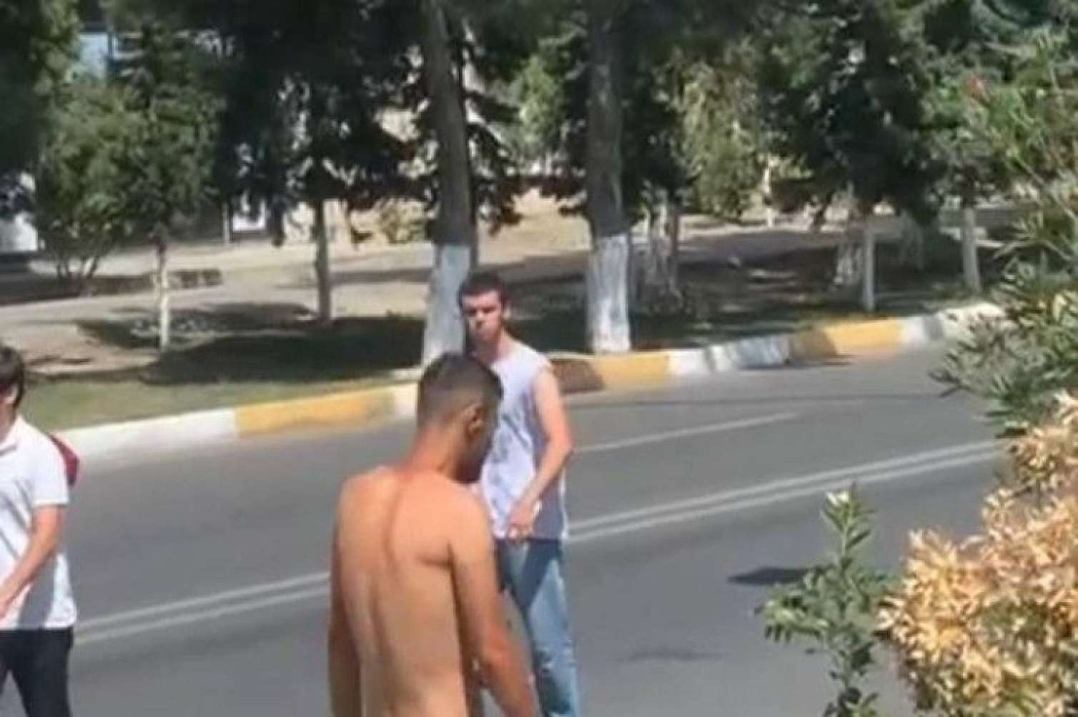 Bakıda lüt gəzən gənc SAXLANILDI 