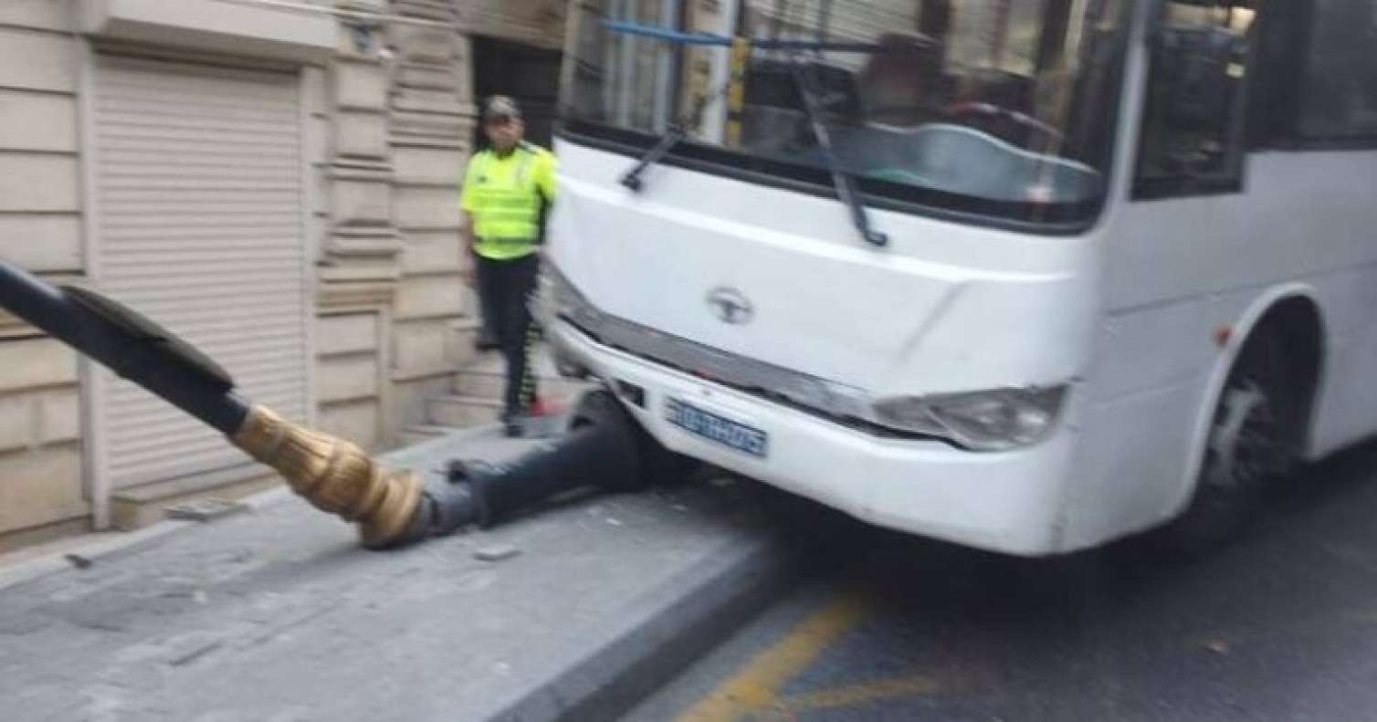 Avtobus işıq dirəyinə çırpıldı -  Yaralılar var