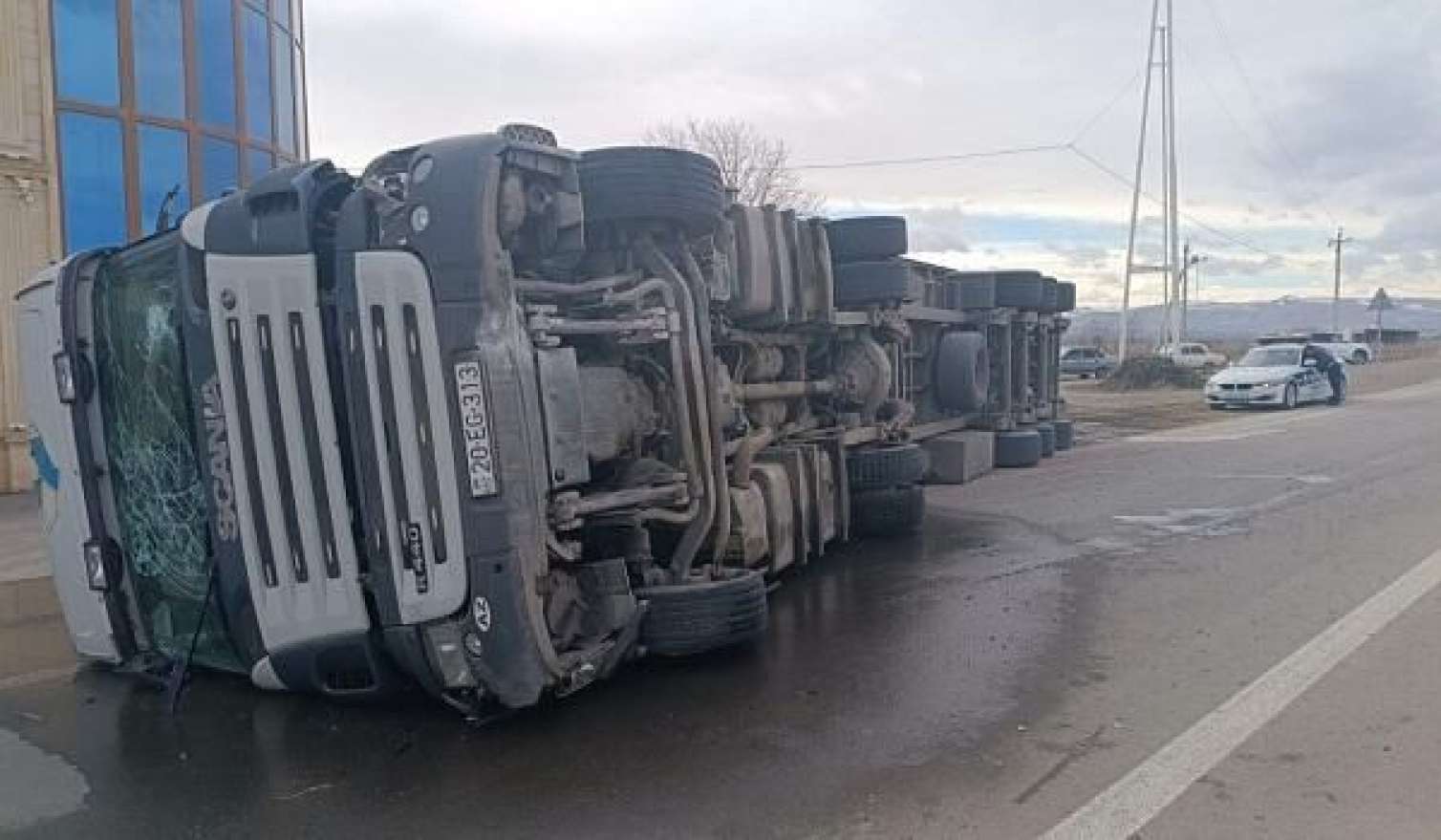 TIR aşdı - Taxıl yola dağıldı 