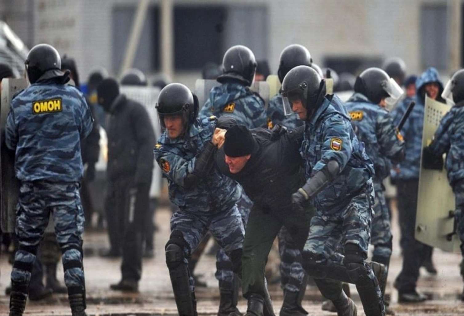 Rusiyada jurnalistlərə təzyiqlər davam edir – Daha bir redaktor saxlanıldı - FOTO 