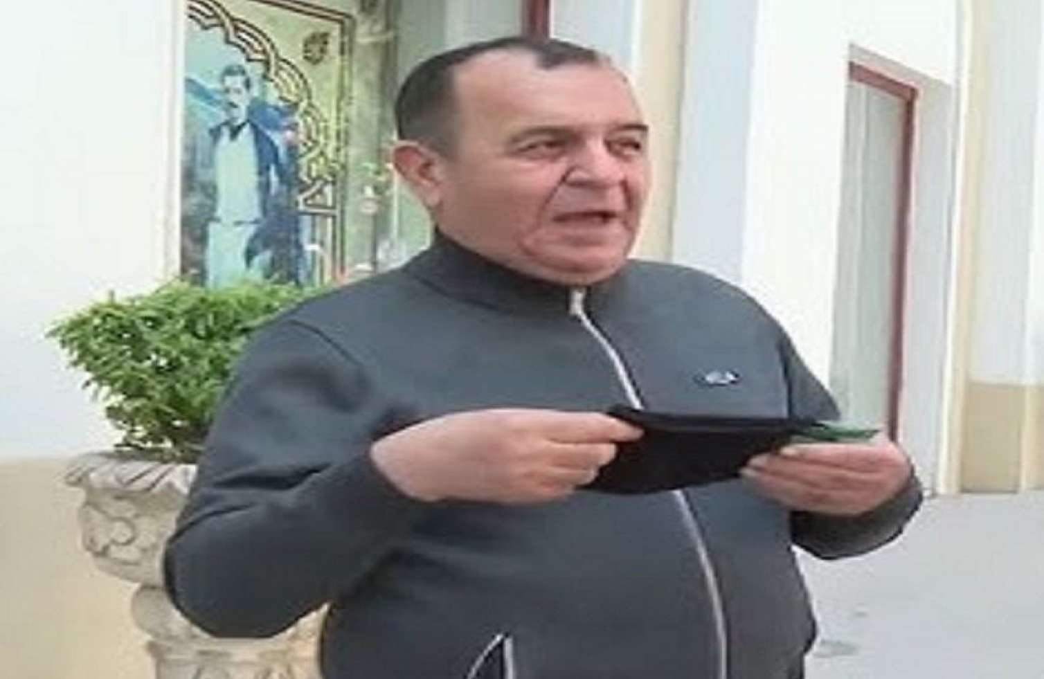 Məşhur aktyor müalicəsi üçün corab satır - VİDEO