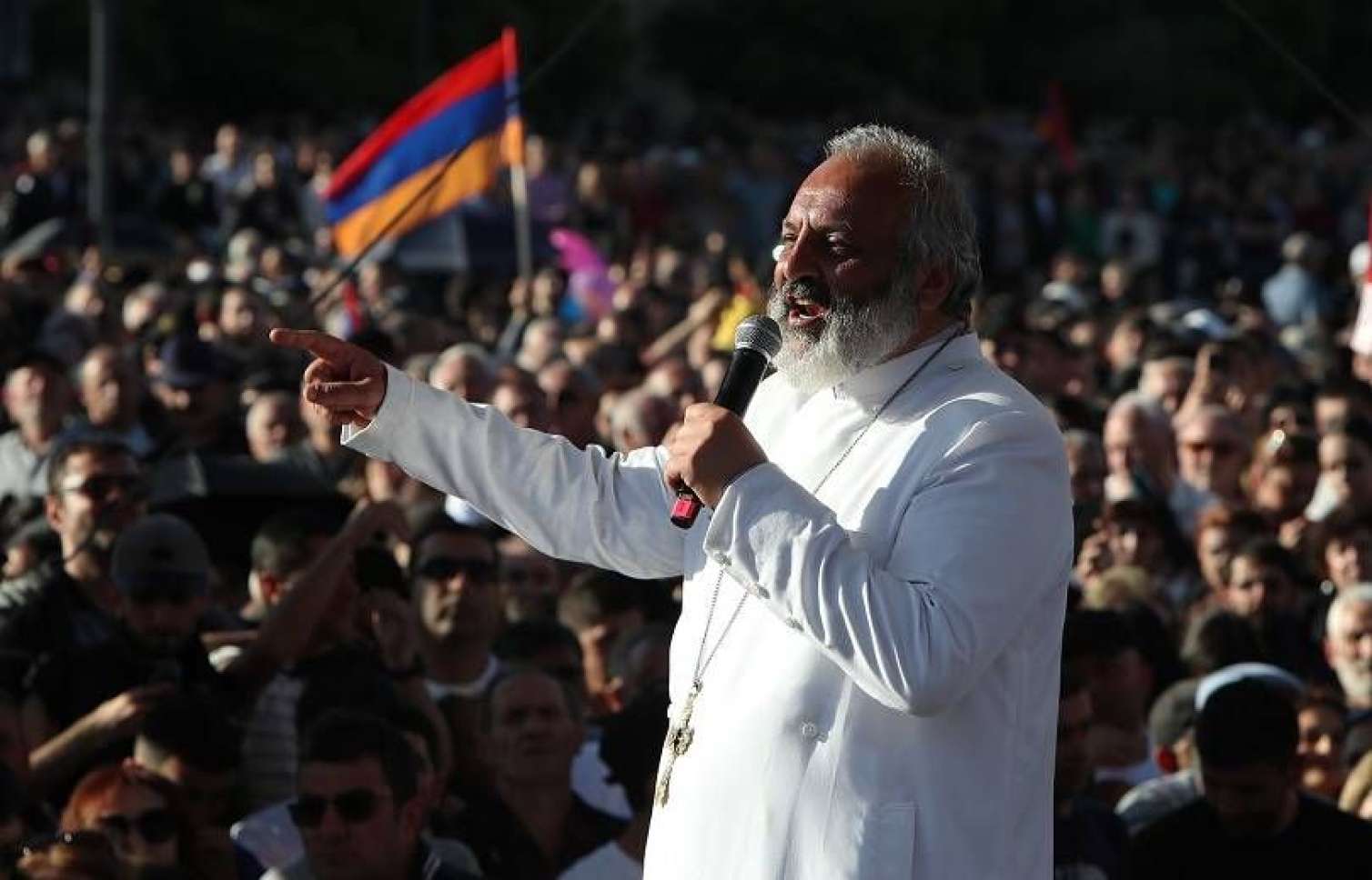 Erməni arxiyepiskop Arayik Arutyunyanı məhkəməyə verdi 