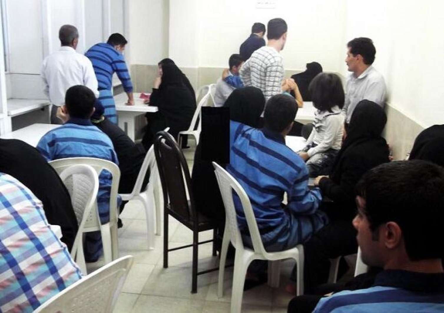 İran həbsxanasında BİABIRÇILIQ: Ziyarətə gələn qadınları zorla soyundurub... 