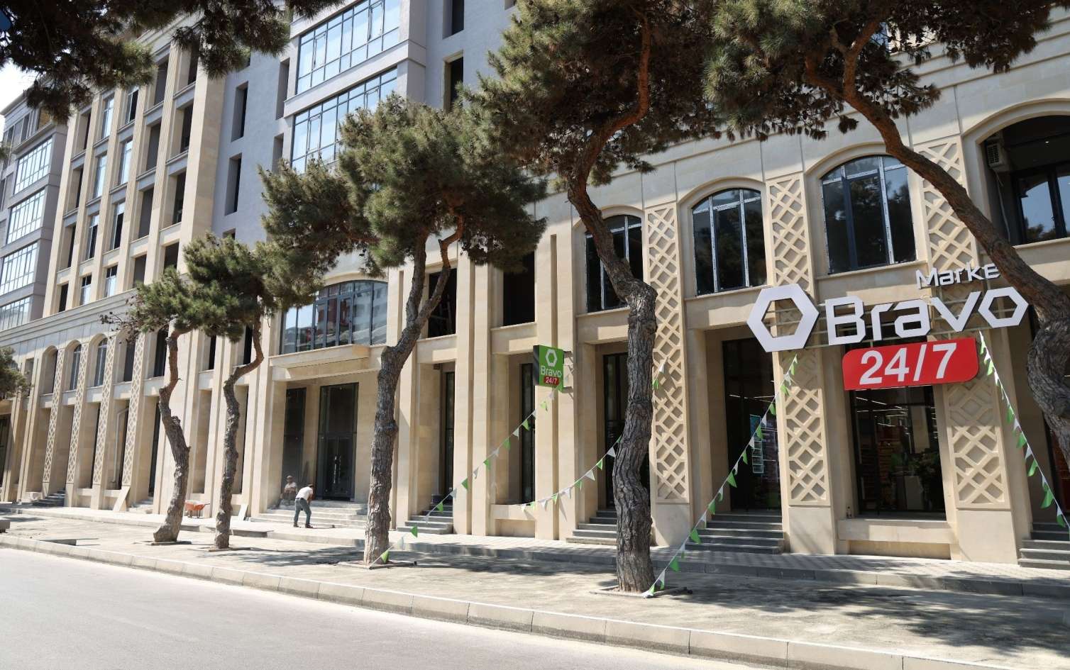 Bakıda "Bravo"nun qarşısındakı qanunsuz parkinq ləğv edildi - FOTO