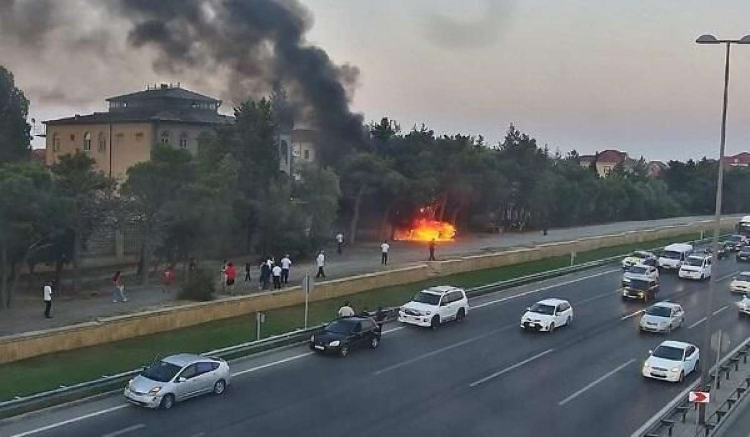 Aeroport yolunda maşın yandı, tıxac yarandı - Foto 