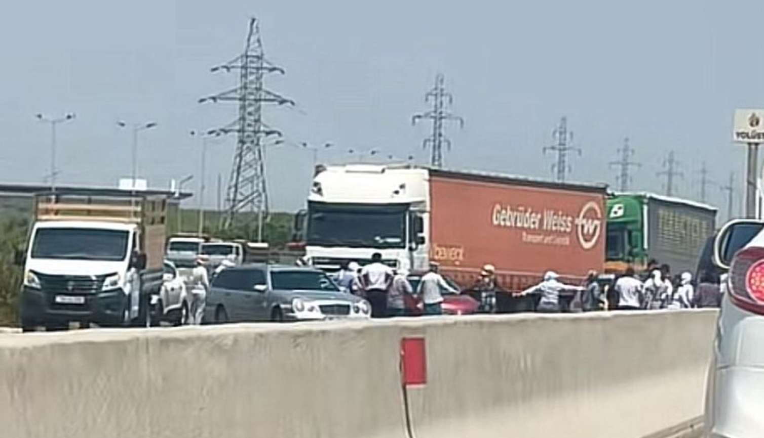 Yolu bağlayanlar “Salyan Aqro Park”ın işçiləri imiş: Maaş verilmir 