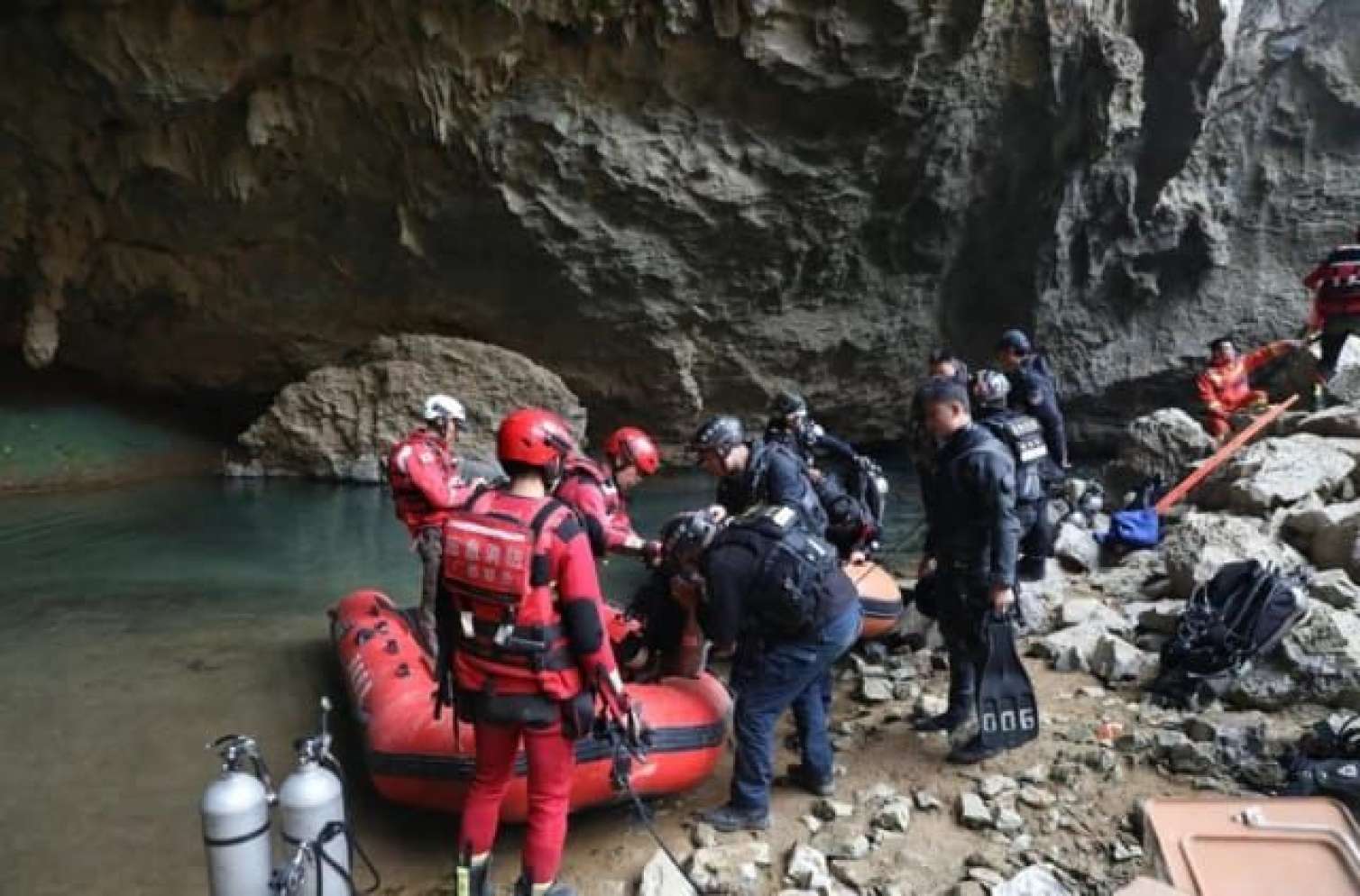 Dalış zamanı azıb, 5 gün sualtı mağarada qalan dalğıc son anda xilas edildi - FOTO 