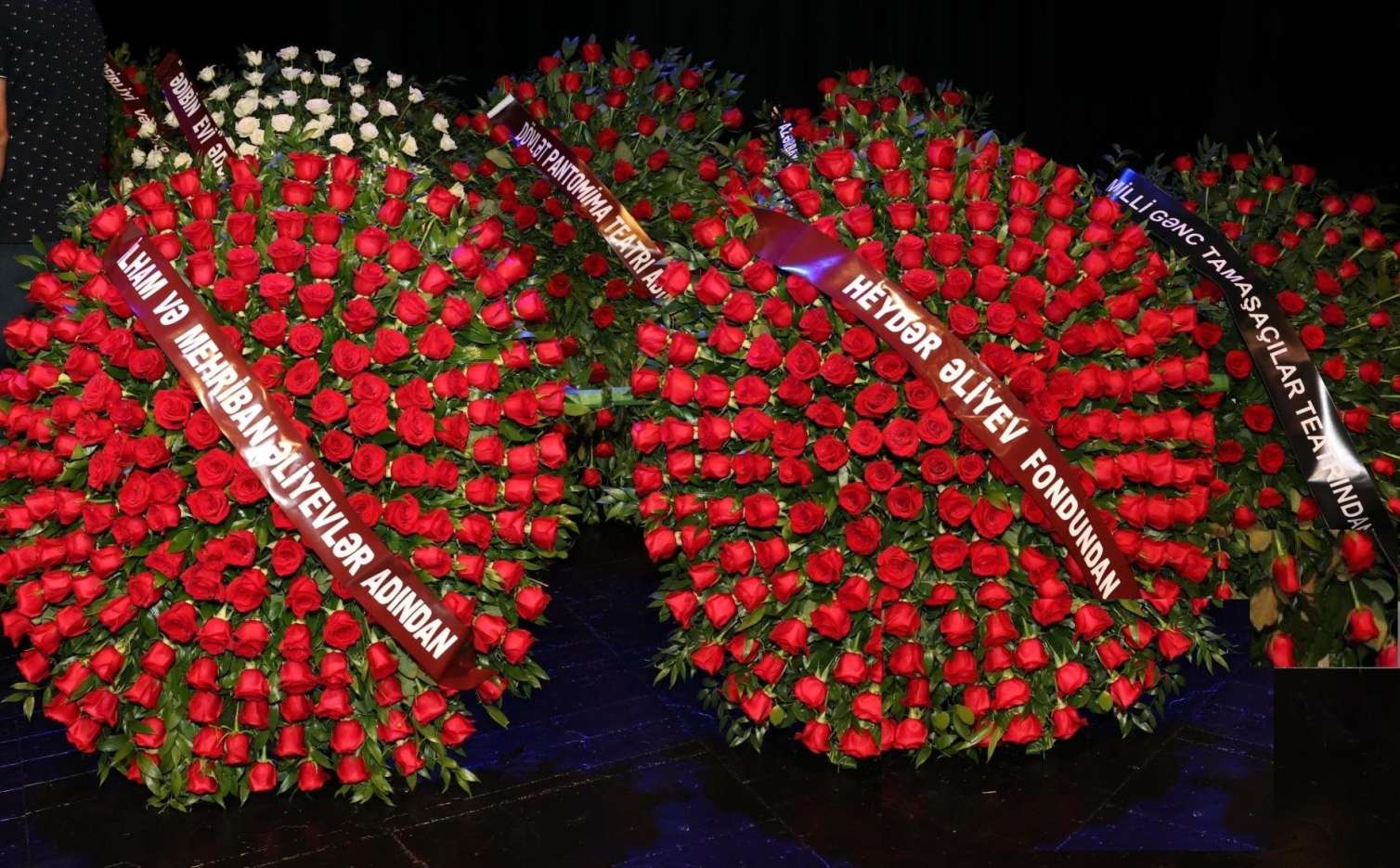 Prezident və xanımı vida mərasiminə əklil göndərdilər - FOTO