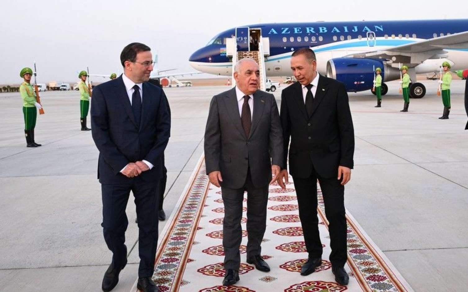 Baş nazir Türkmənistana getdi 