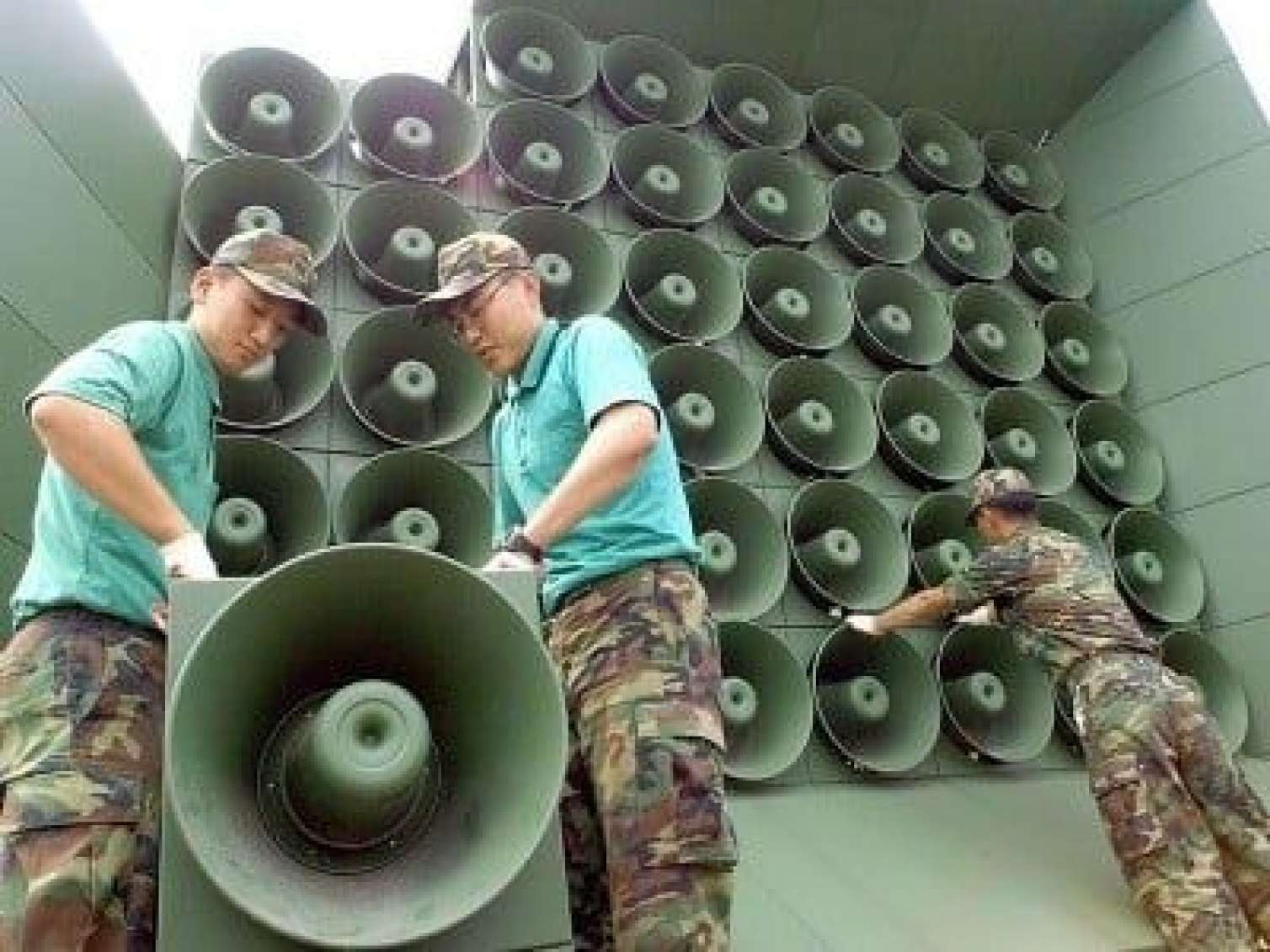 Cənubi Koreya Şimali Koreya ilə sərhəddə səsgücləndiriciləri sökdü 