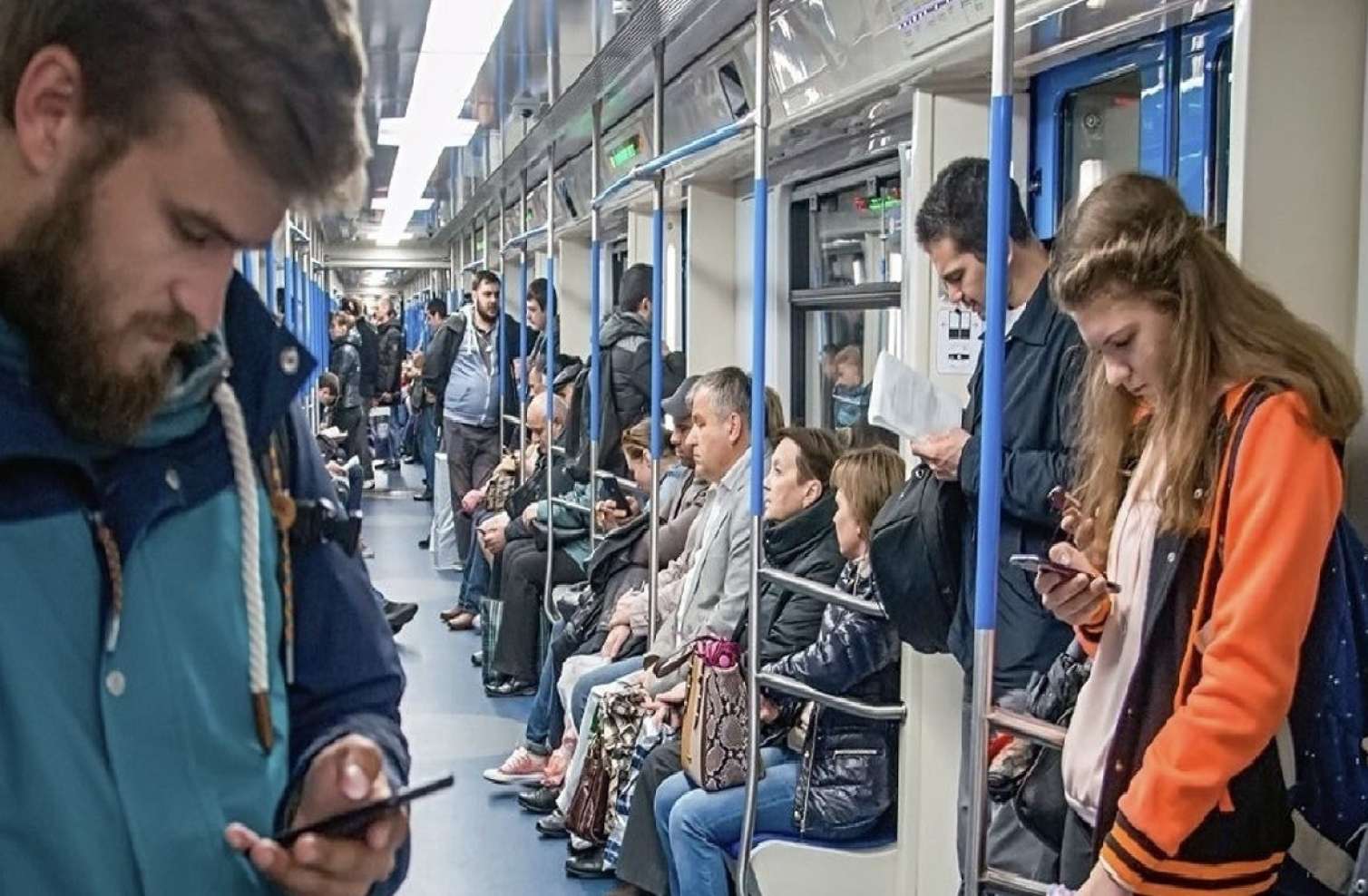 Bu ölkədə metroda telefonu söndürmək QADAĞANDIR 
