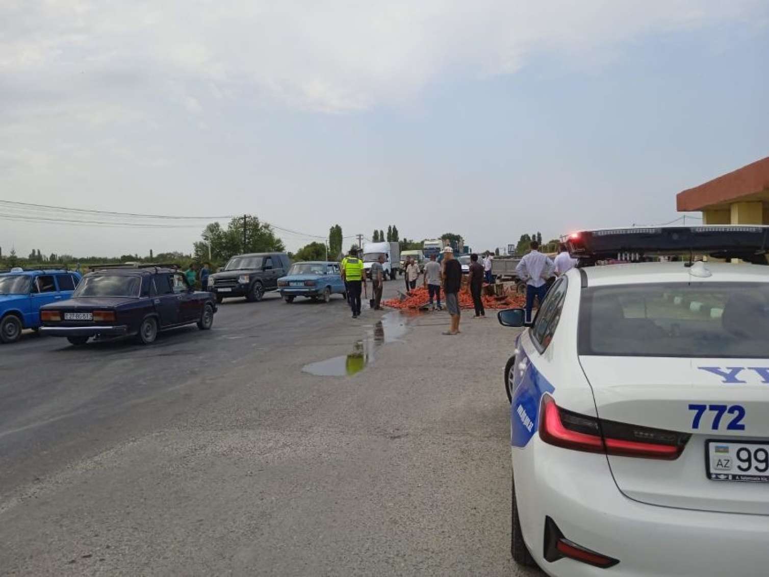 Xaçmazda pomidor dolu yük maşını aşdı  