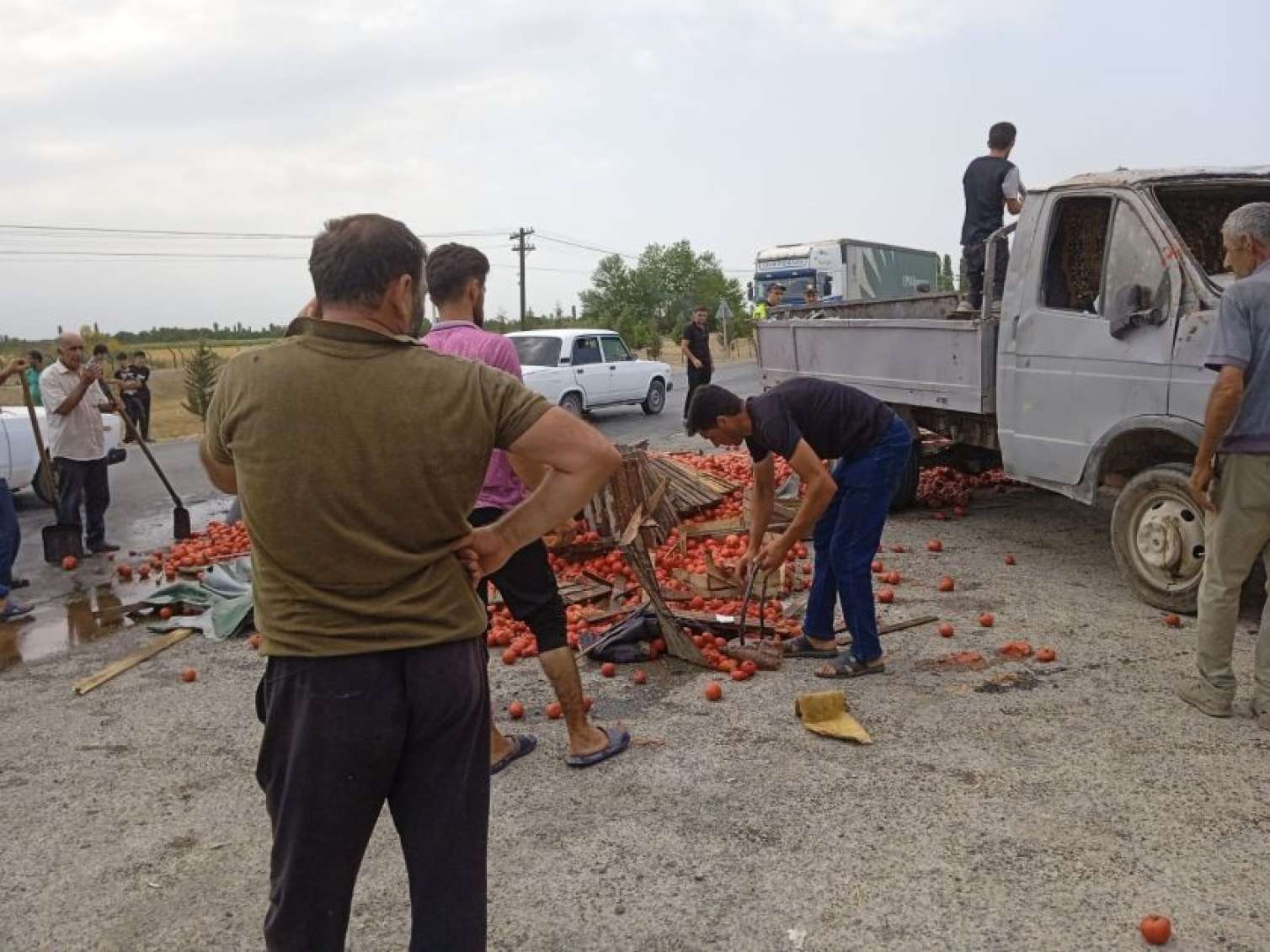Xaçmazda pomidor dolu yük maşını aşdı  