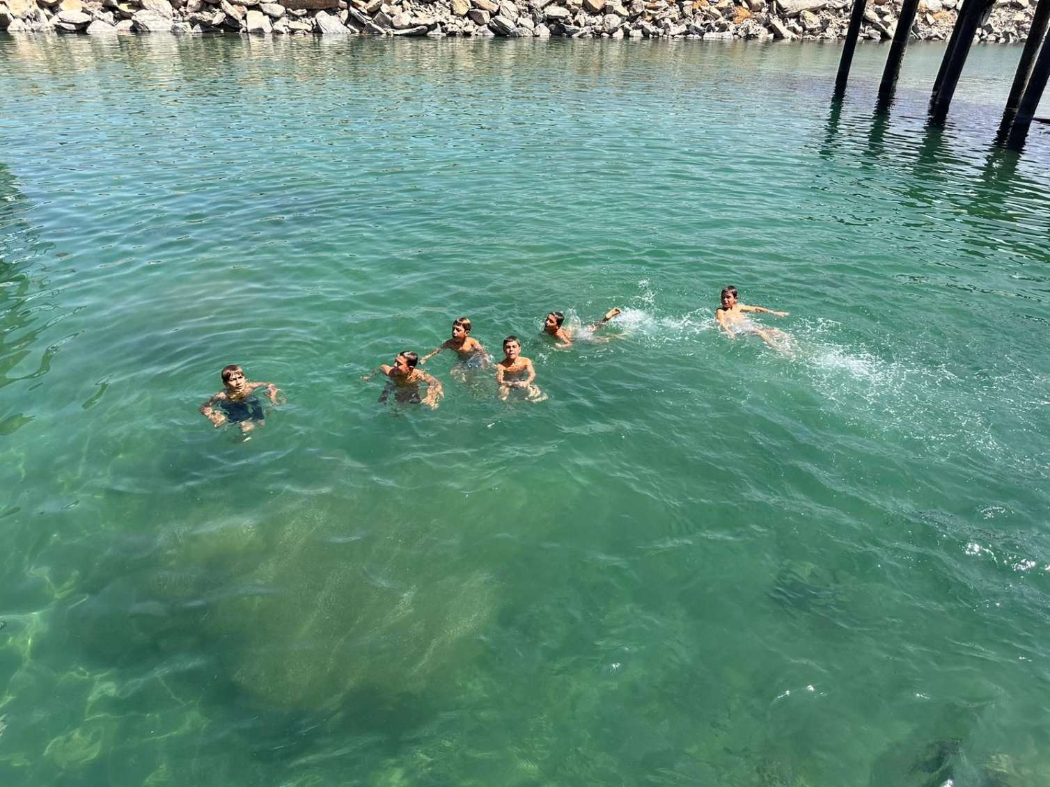Bu göldə çimənlərin saçı saralır - FOTO
