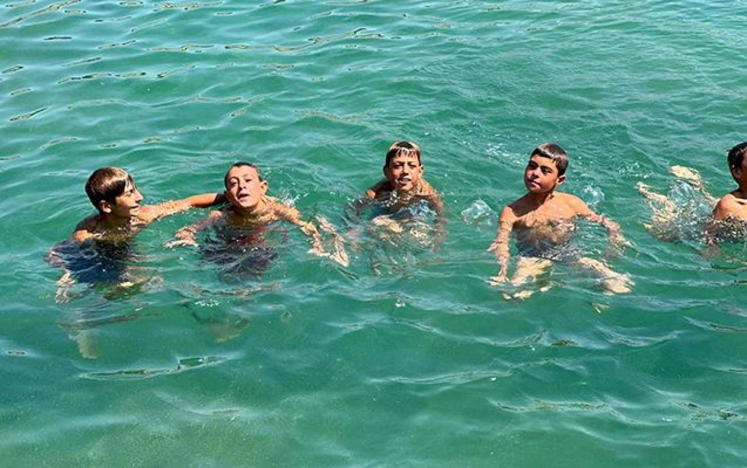 Bu göldə çimənlərin saçı saralır - FOTO