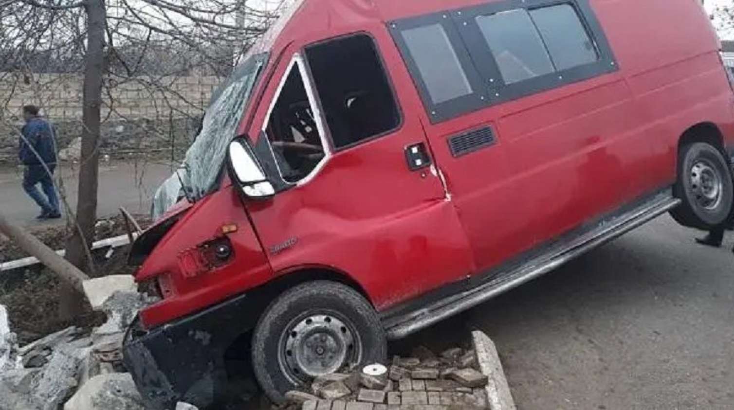 Daha bir mikroavtobus qəzası - Bağça müəllimləri YARALANDI
