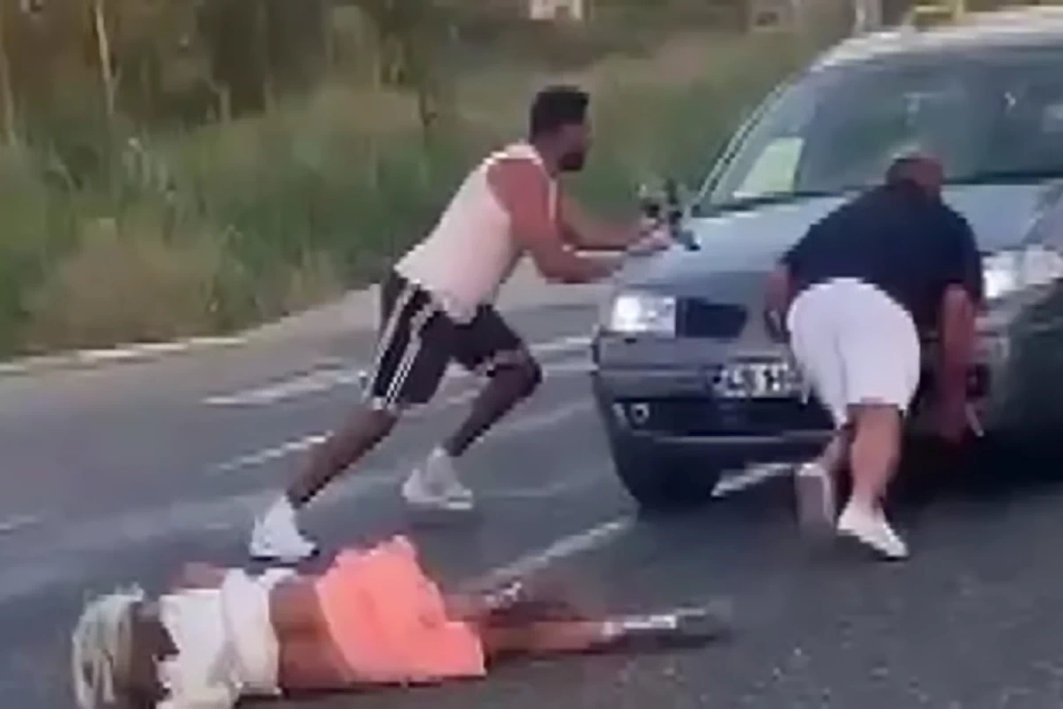 Turist qadını vuran sürücü avtomobili ilə üstündən keçmək İSTƏDİ - VİDEO