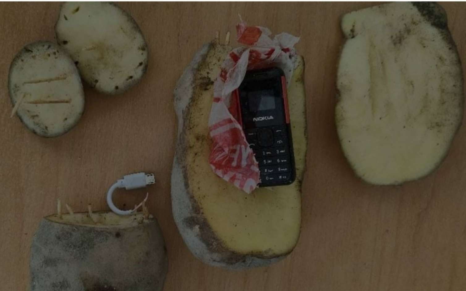 Həbsxanaya kartofun içərisində telefon keçirmək istədi 