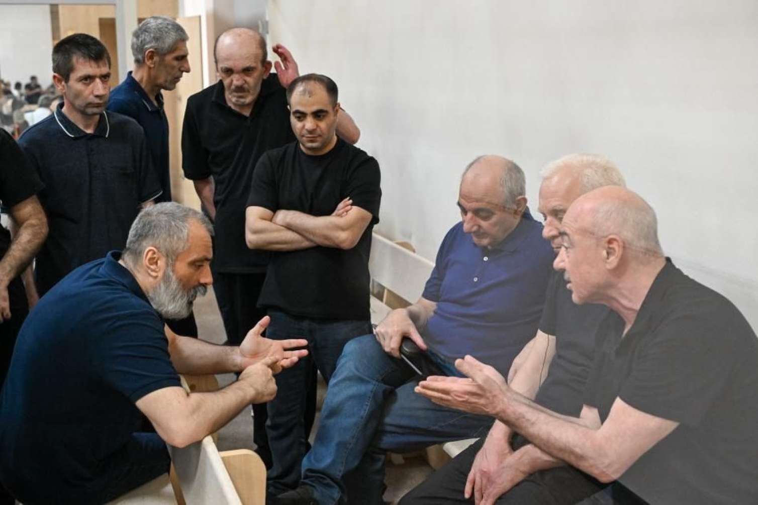 Arayikgil növbəti dəfə məhkəmə - Qarşısında 