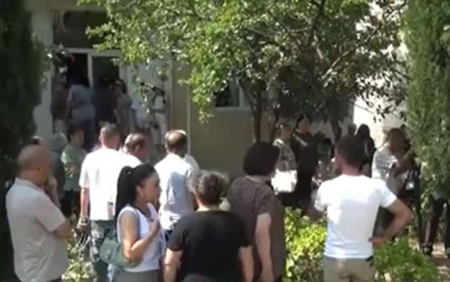 Nazirlik keçirdiyi qəbul imtahanının nəticəsini ləğv etdi - Valideynlər etiraza qalxdı - VİDEO