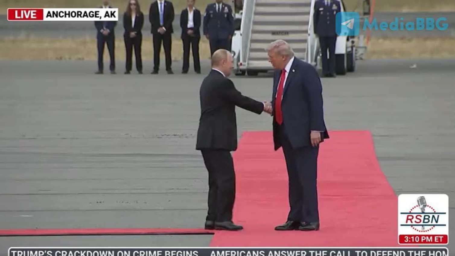 Tramp və Putinin təyyarəsi yan-yana: Qırmızı xalça görüş üçün hazırlandı - VİDEO 