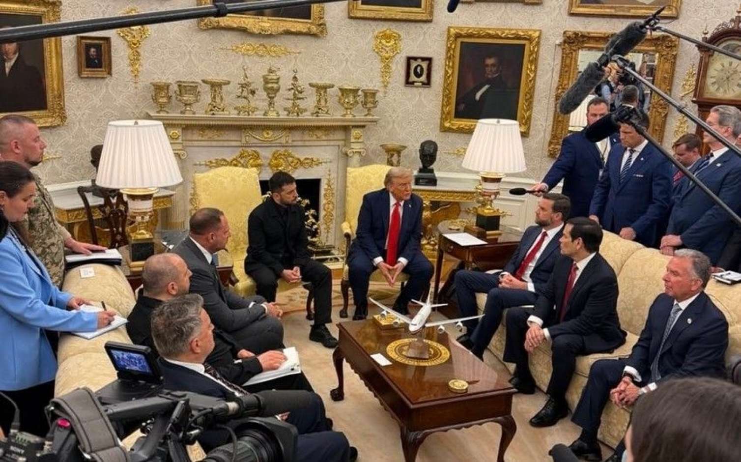 Tramp-Zelenski görüşündə maraqlı məqam:  Ukraynanın böyük xəritəsi... - FOTO  