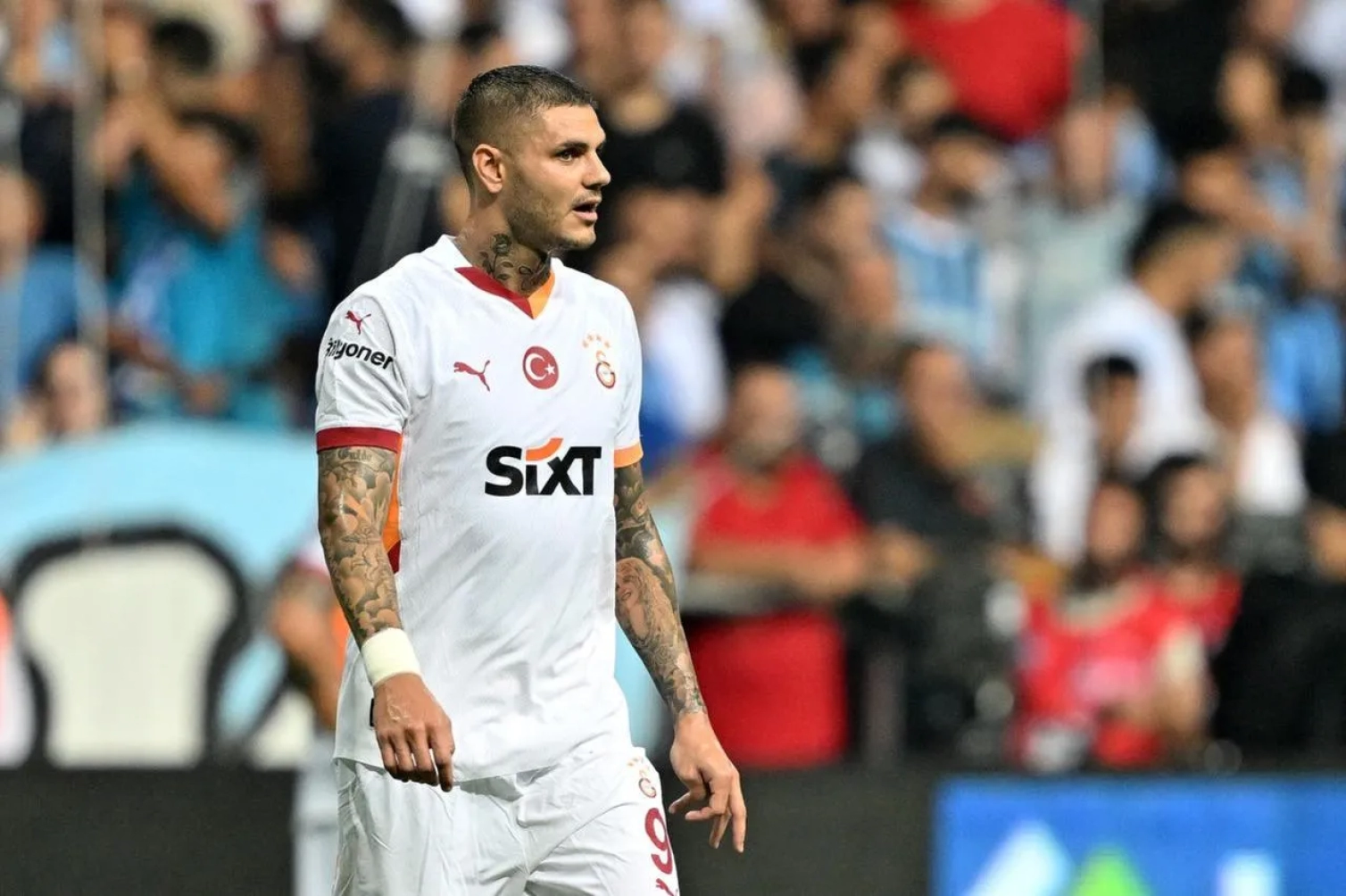 "Qalatasaray"ın ulduzu azarkeşə kəllə atdı - VİDEO 