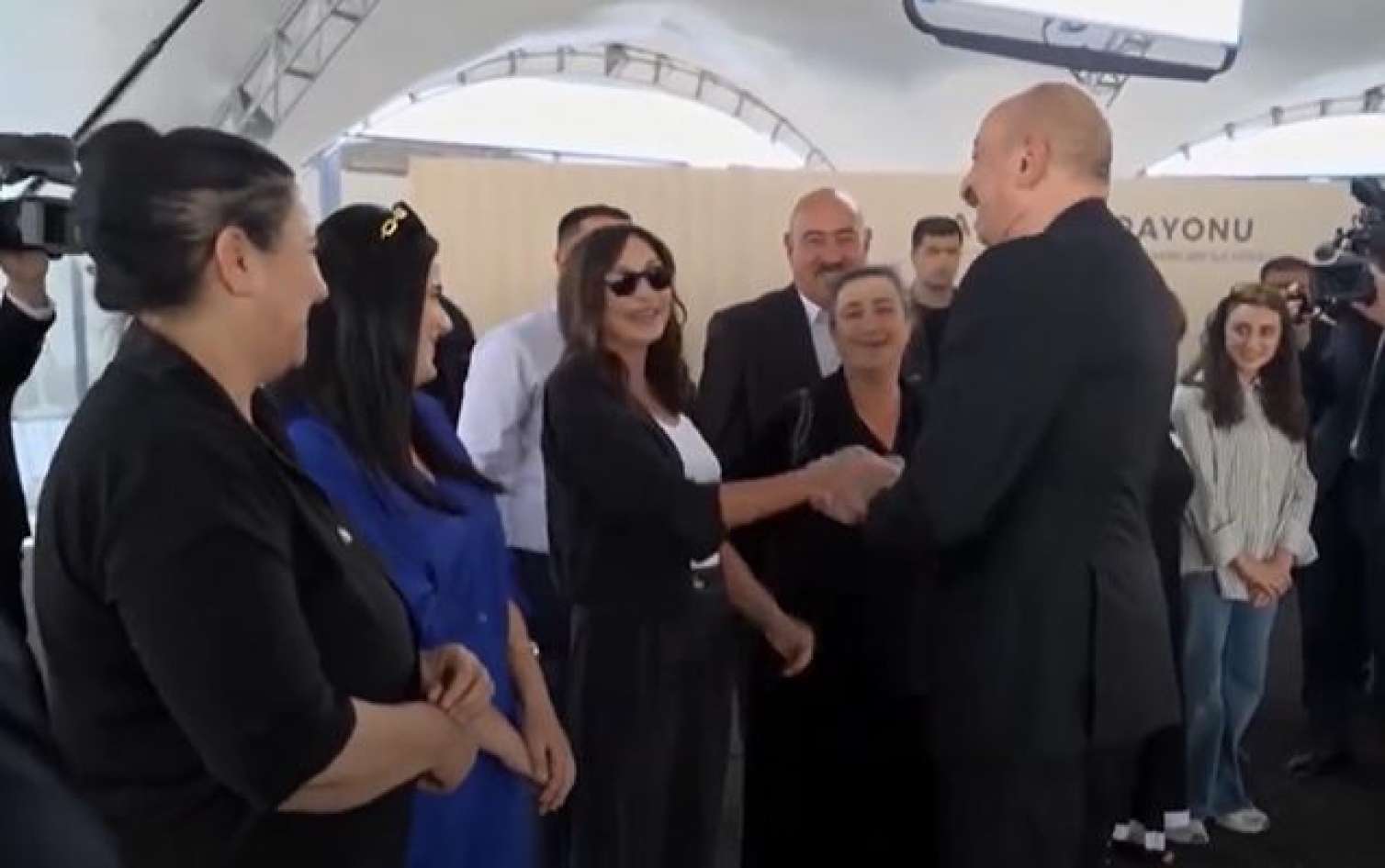 Prezidentlə Mehriban xanım arasında maraqlı zarafat  - VİDEO