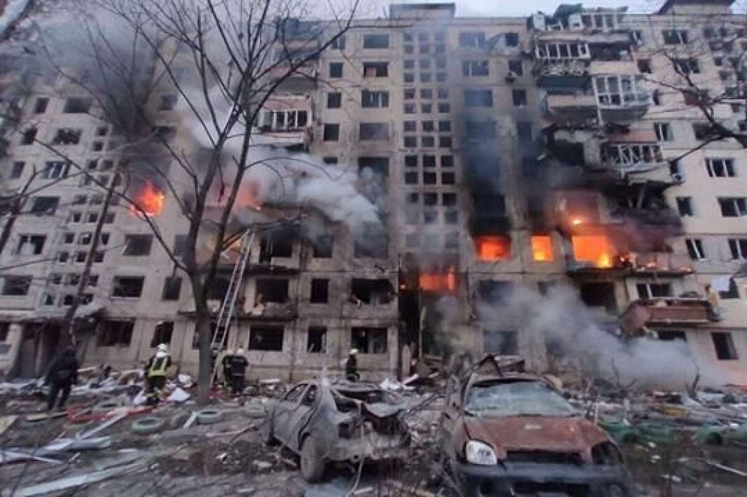 Rusiya yaşayış binasını bombaladı: dəhşətli görüntülər - FOTO 