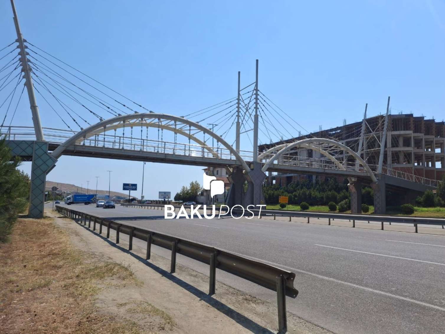 Bakıda qəribə yerüstü keçid: Ya hotelə aparır, ya da ölümə - VİDEO 
