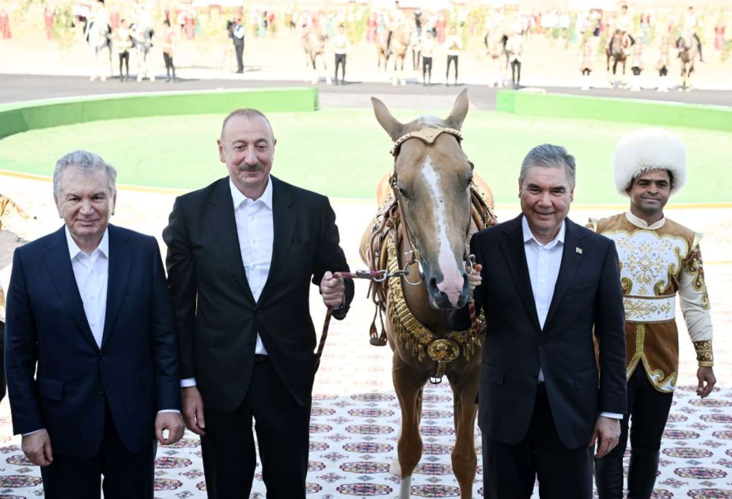 Azərbaycan Prezidentinə "Axaltəkə" atı hədiyyə edildi - VİDEO/FOTO