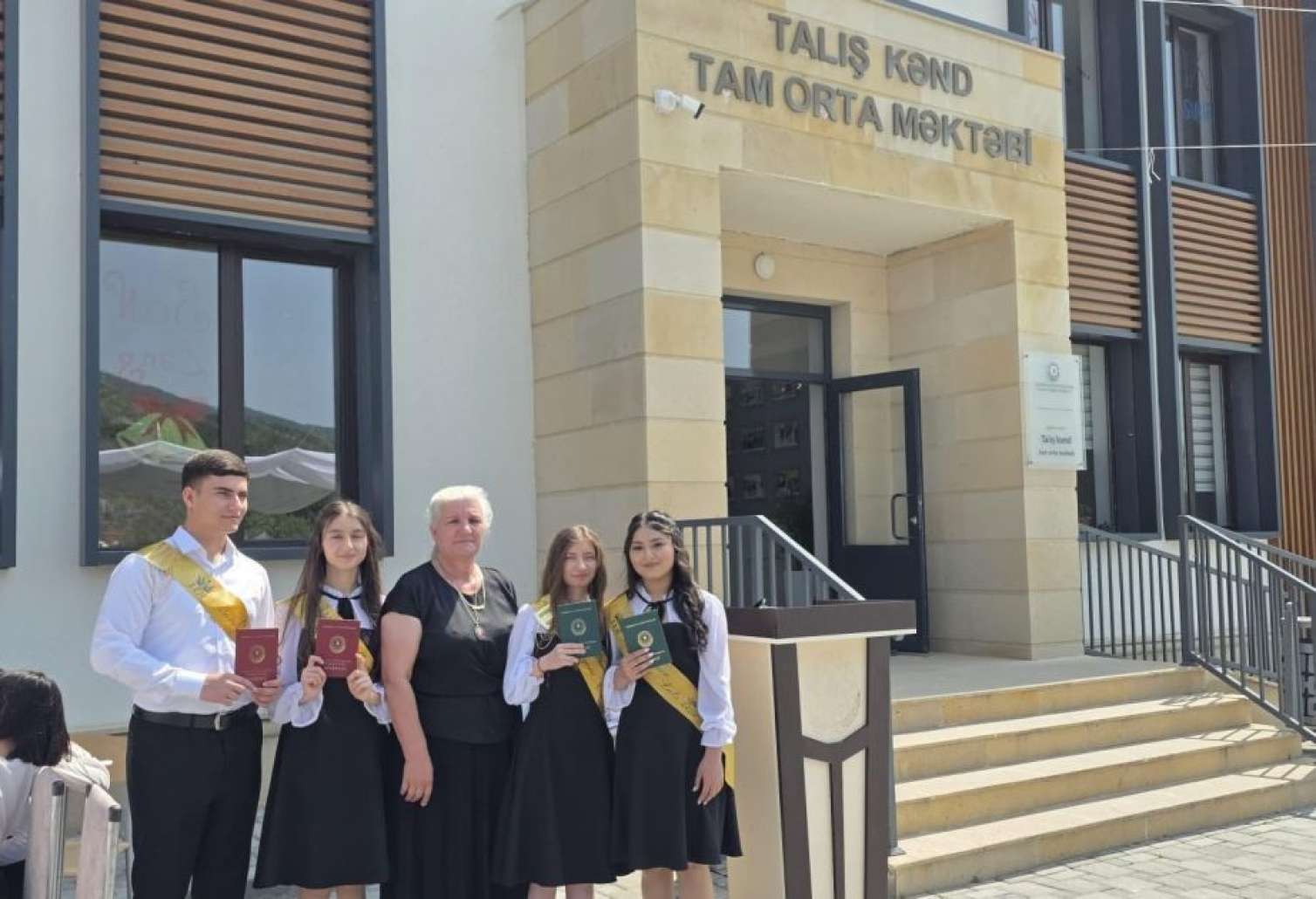 Daha bir kəndin bütün məzunları tələbə oldu 