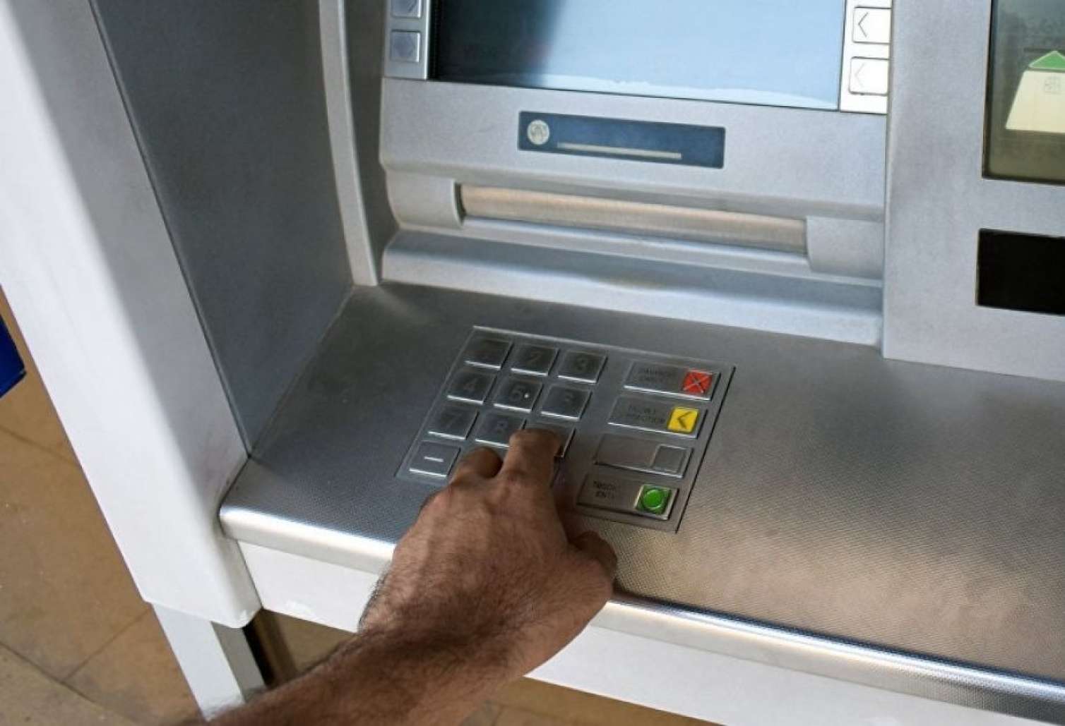 Gözünün qarşısında 2000 manat pulunu oğurladırlar - DETALLAR 