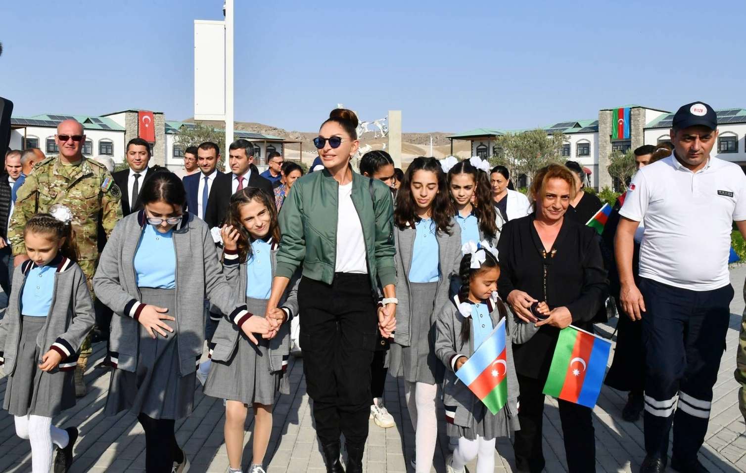 Keçmiş məcburi köçkünlər Mehriban Əliyevanı təbrik edirlər 