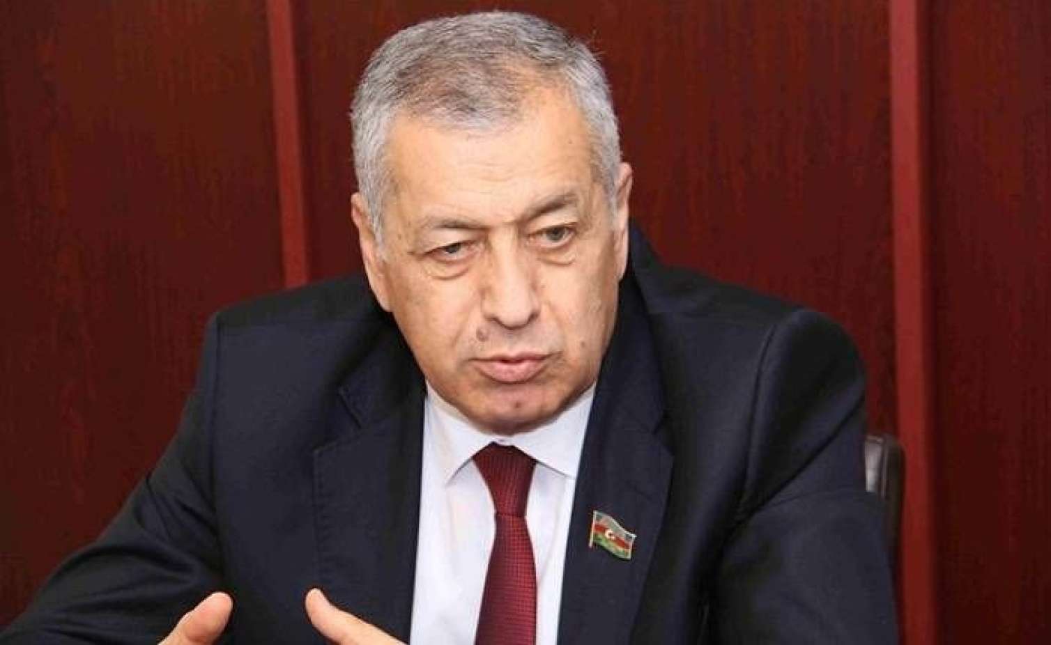 “Bu bazarı çoxdan sökmək lazım idi” – Vahid Əhmədov FHN-i ittiham etdi