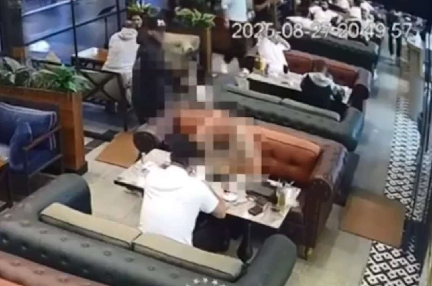 Türkiyədə klub rəhbəri yemək yeyərkən öldürüldü - VİDEO