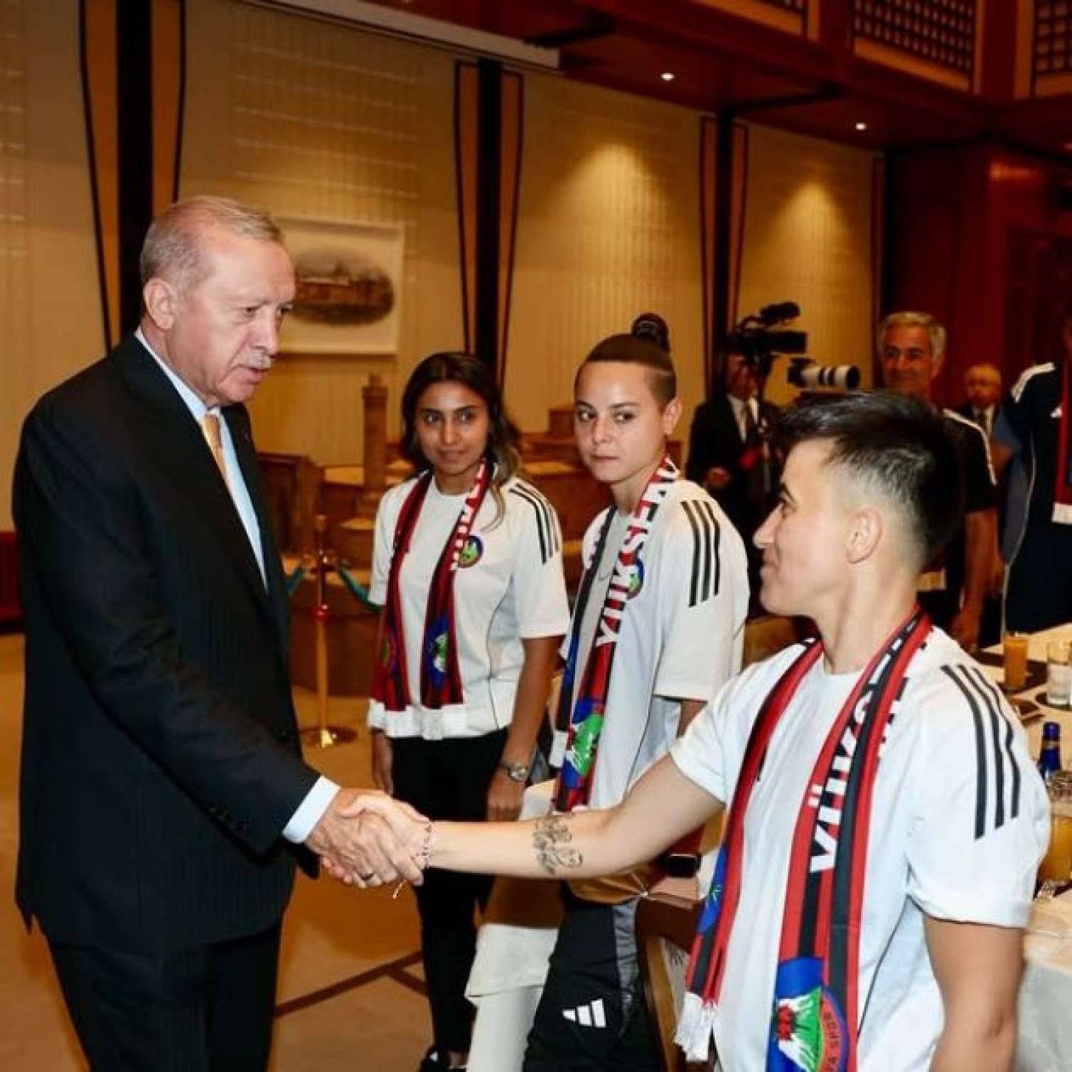 Ərdoğan Azərbaycan futbolçuları ilə görüşdü -  FOTO