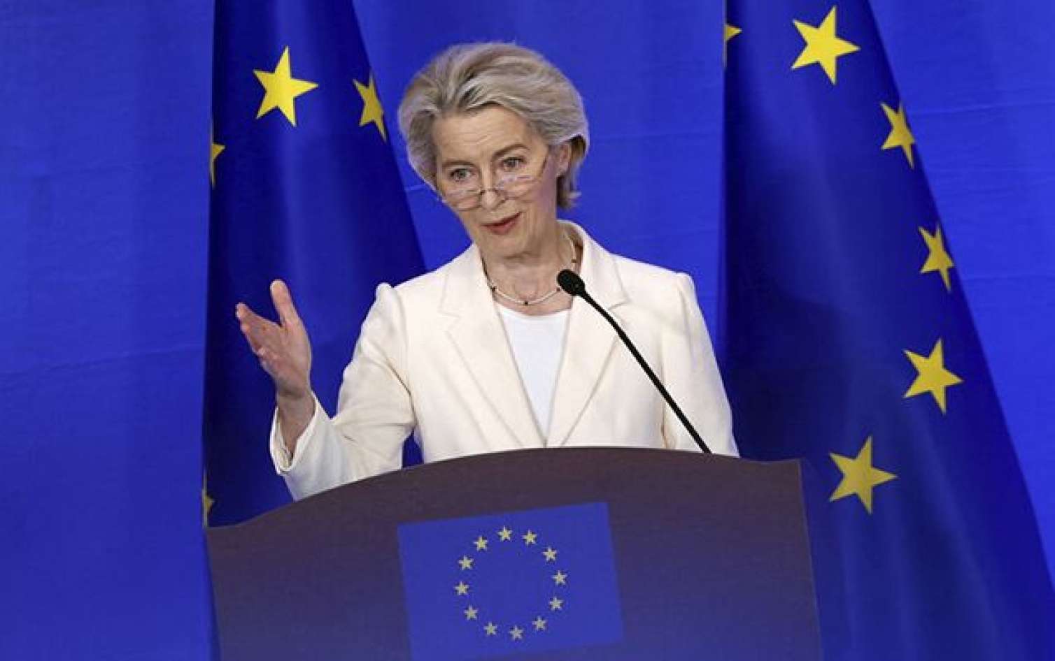Leyen Tramp və Zelenskiyə zəng etdi 