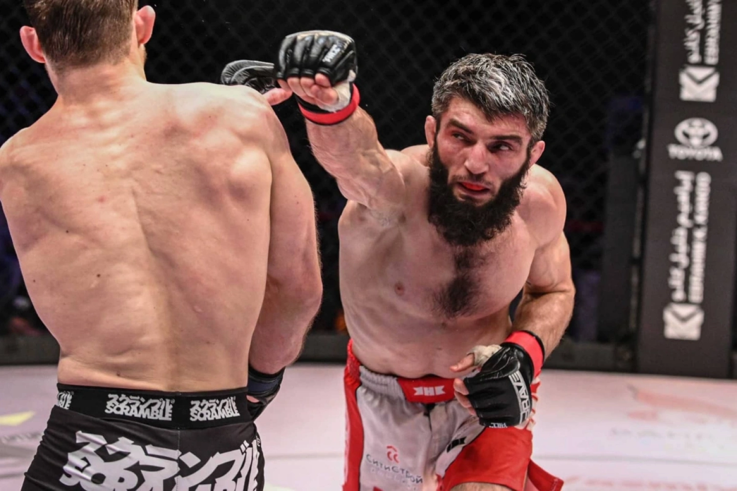 Dünya çempionu küçədə silaha ət atdı 