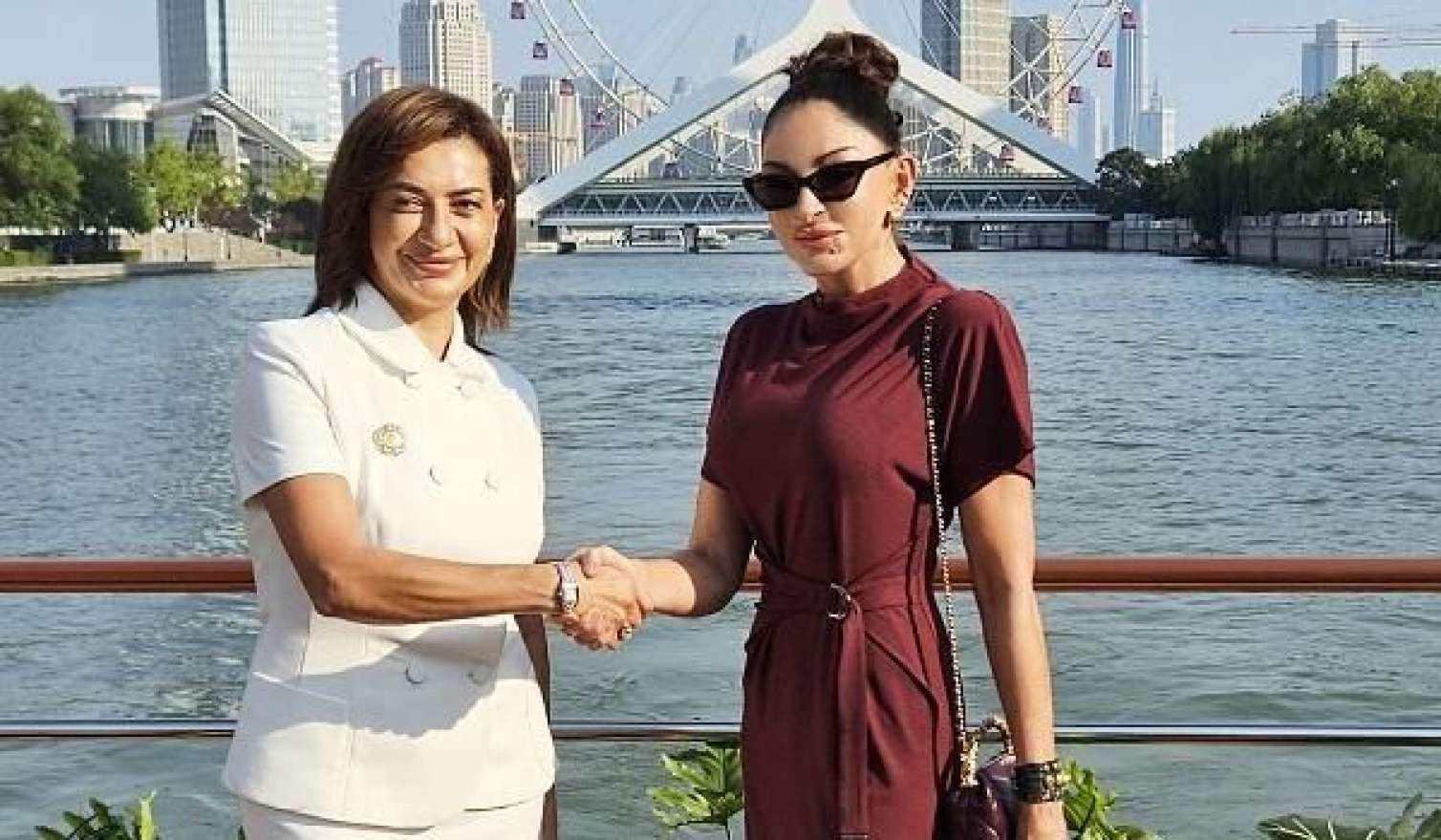 Мехрибан Алиева и Анна Акопян на прогулке на корабле - Фото 