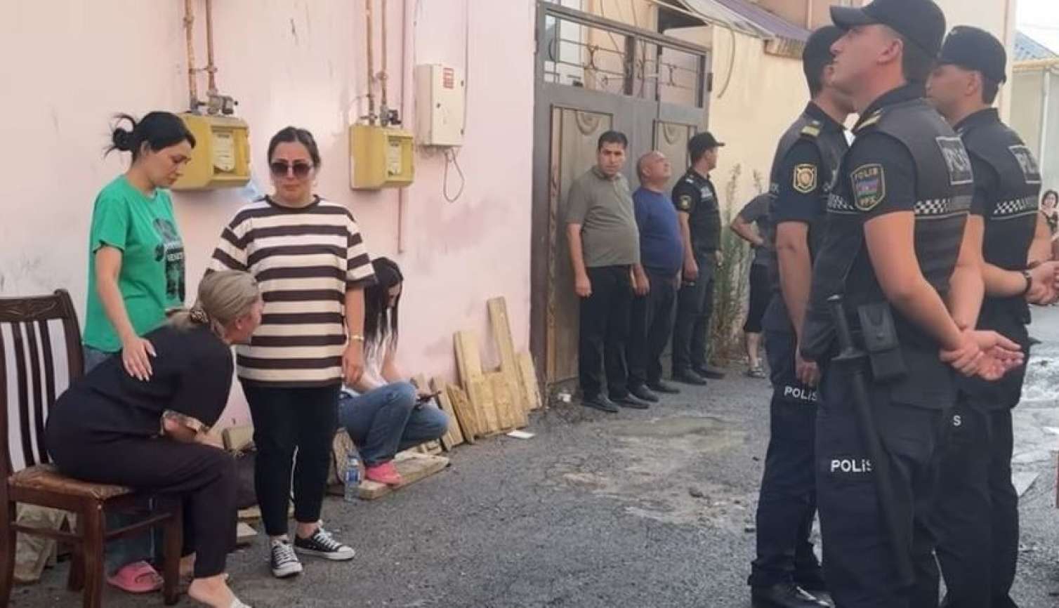 Ana-balanın  yanıb öldüyü yerdən DƏHŞƏTLİ GÖRÜNTÜLƏR:  "Əlləri qapqara idi..."