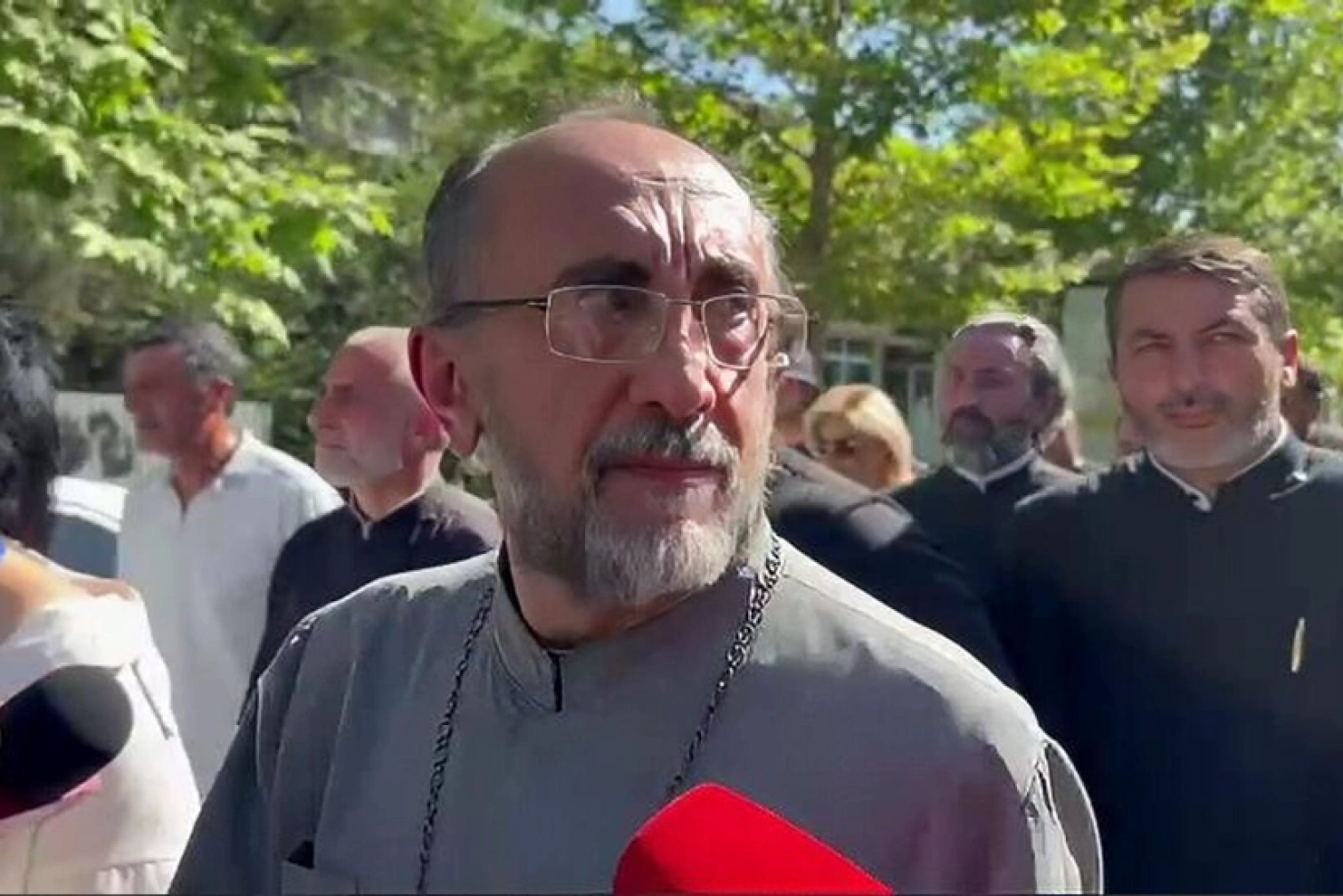 Ереванский суд продлил арест архиепископа Микаэла Аджапахяна на месяц 
