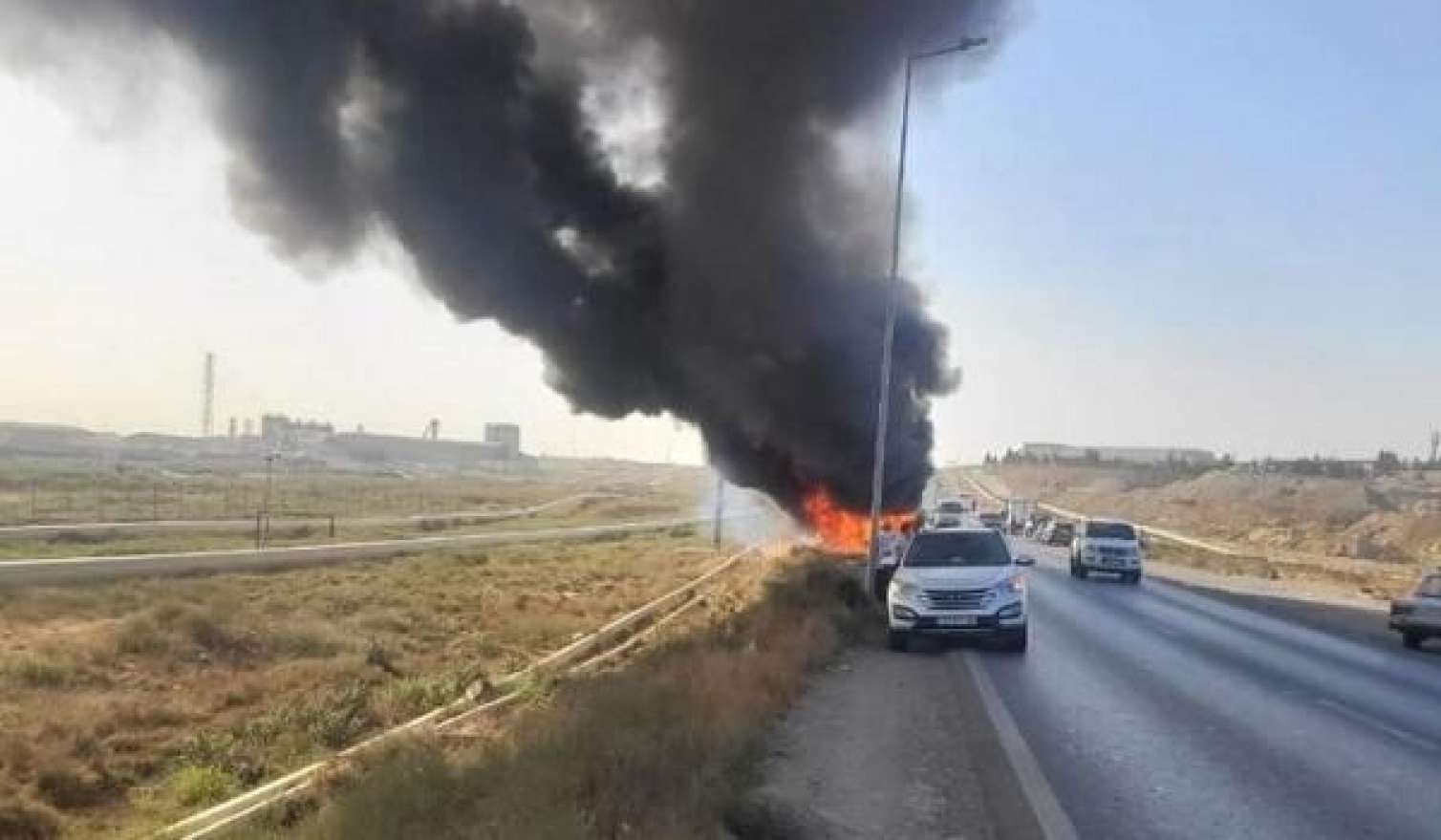 Bakıda yolda maşın yandı - Foto 