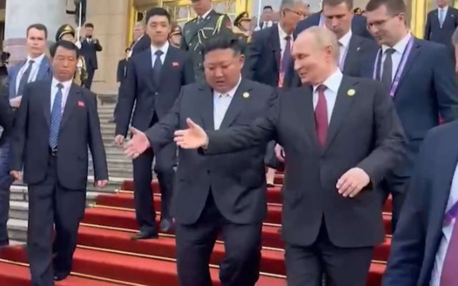 Putinlə Kim danışıqlara eyni maşında getdilər -  VİDEO